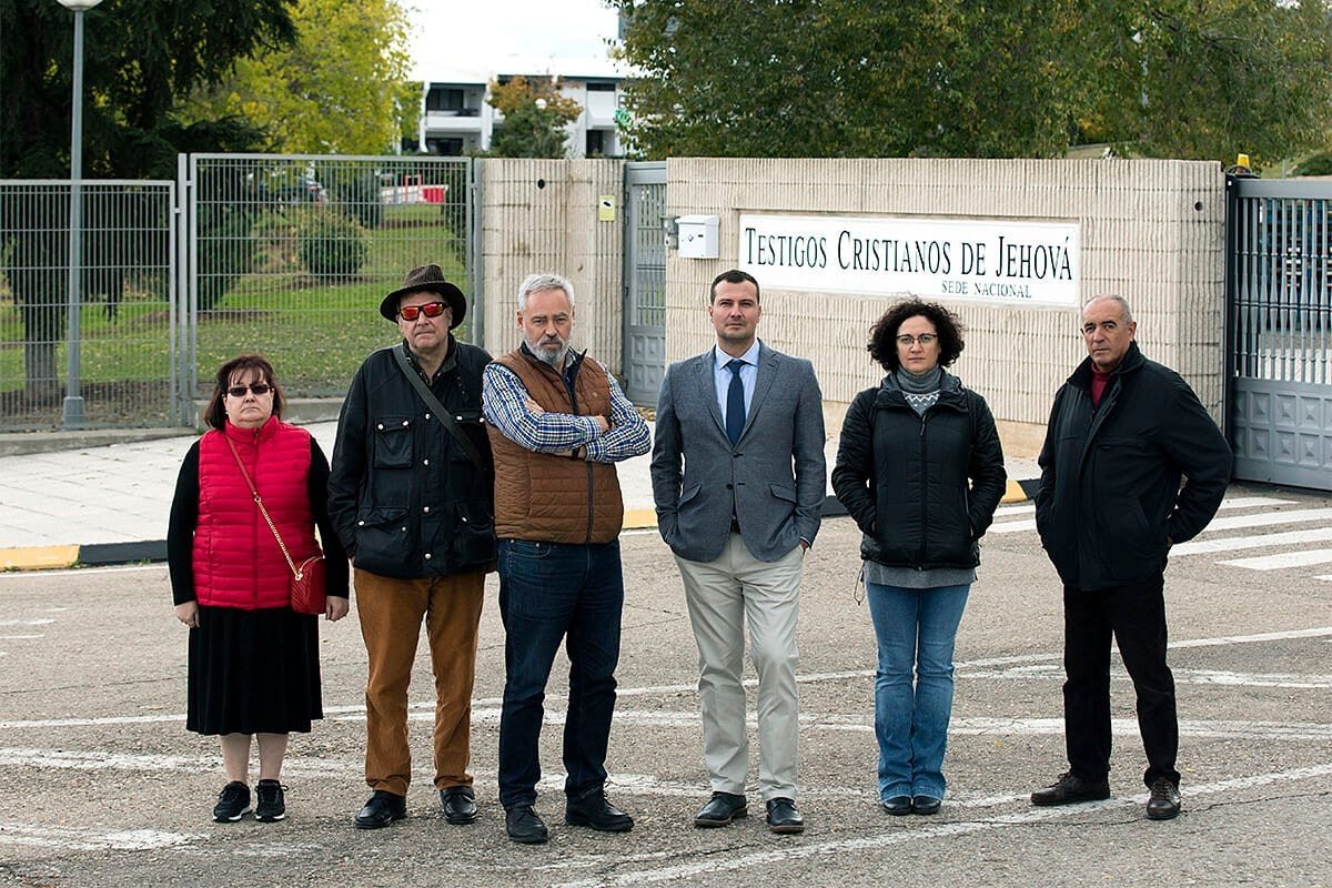 Miembros de la junta directiva de la AEVTJ frente a la sede de los Testigos de Jehová en España